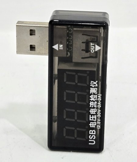 فاحص فولتية وتيار USB رقمي